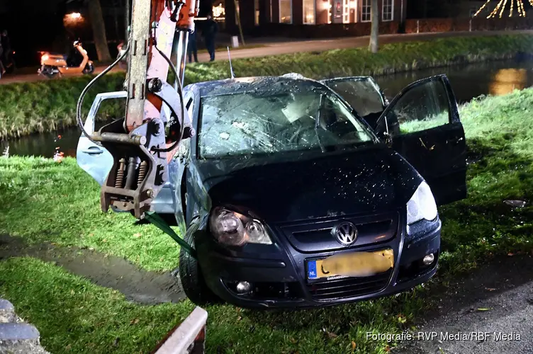 Auto te water aan de Geer in Nieuwland, hulpdiensten massaal ingezet