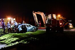 Auto te water aan de Geer in Nieuwland, hulpdiensten massaal ingezet