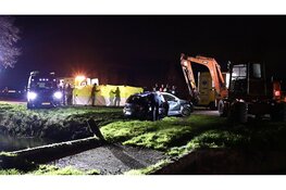 Auto te water aan de Geer in Nieuwland, hulpdiensten massaal ingezet