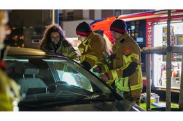 Brandweer bevrijdt kat die al 70 kilometer onder motorkap mee reist vanaf Utrecht naar Purmerend