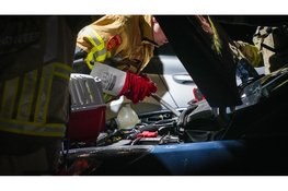 Brandweer bevrijdt kat die al 70 kilometer onder motorkap mee reist vanaf Utrecht naar Purmerend