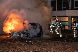 Auto volledig uitgebrand na brand op Peetersdreef in Overvecht