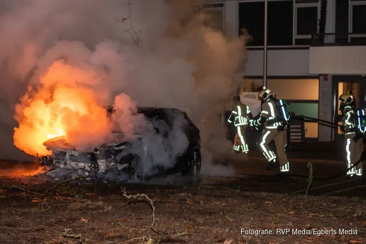 Auto volledig uitgebrand na brand op Peetersdreef in Overvecht