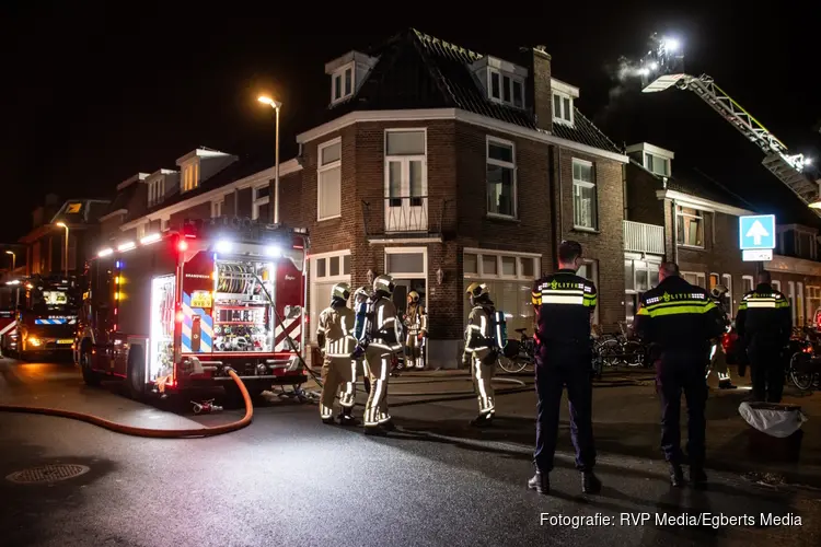 Brand op dak woning in Oudwijk, schade blijft beperkt