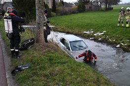 Auto te water aan Nedereindseweg in Utrecht, geen inzittenden aangetroffen