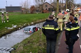 Auto te water aan Nedereindseweg in Utrecht, geen inzittenden aangetroffen