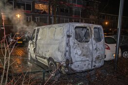 Bestelbus en personenauto uitgebrand in Hoograven: politie onderzoekt brandstichting