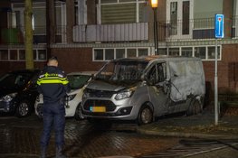 Bestelbus en personenauto uitgebrand in Hoograven: politie onderzoekt brandstichting