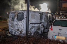 Bestelbus en personenauto uitgebrand in Hoograven: politie onderzoekt brandstichting