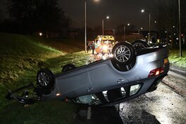 Auto belandt over de kop door gladheid