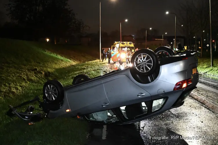 Auto belandt over de kop door gladheid
