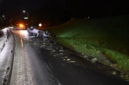 Auto belandt over de kop door gladheid