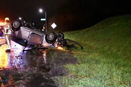 Auto belandt over de kop door gladheid