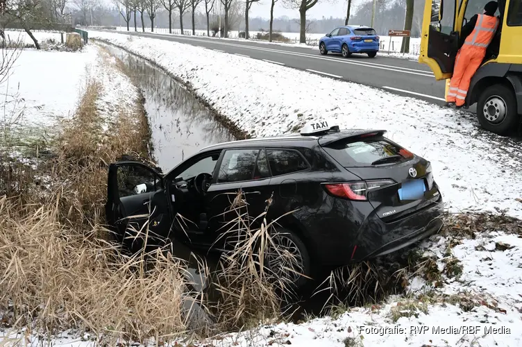 Taxi raakt te water op N234 bij Groenekan