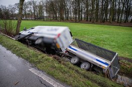 Bestelbus belandt in sloot na aanrijding op N198