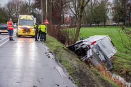 Bestelbus belandt in sloot na aanrijding op N198