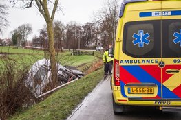 Bestelbus belandt in sloot na aanrijding op N198