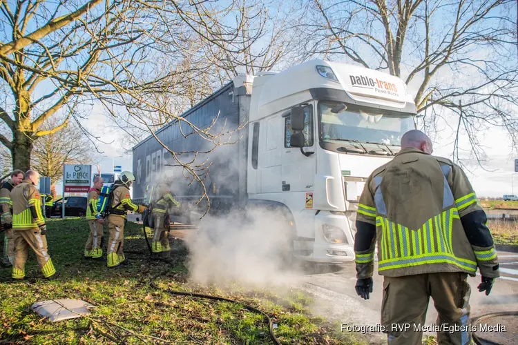Automobilisten zien vuur bij cabine van rijdende vrachtwagen en bellen 112