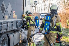 Automobilisten zien vuur bij cabine van rijdende vrachtwagen en bellen 112
