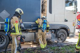 Automobilisten zien vuur bij cabine van rijdende vrachtwagen en bellen 112