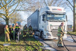 Automobilisten zien vuur bij cabine van rijdende vrachtwagen en bellen 112