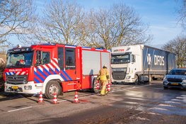 Automobilisten zien vuur bij cabine van rijdende vrachtwagen en bellen 112