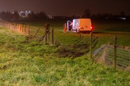 Bestelbus belandt in weiland bij Harmelen