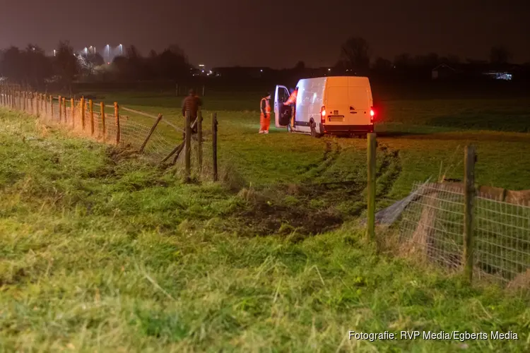 Bestelbus belandt in weiland bij Harmelen