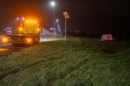 Bestelbus belandt in weiland bij Harmelen