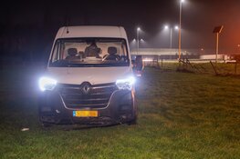 Bestelbus belandt in weiland bij Harmelen
