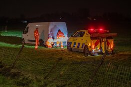 Bestelbus belandt in weiland bij Harmelen