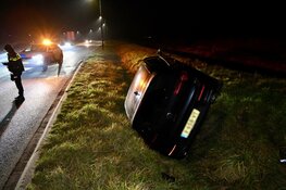 Auto belandt op zijkant in greppel