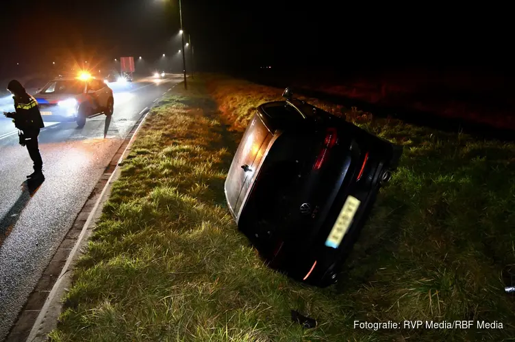 Auto belandt op zijkant in greppel