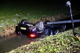 Auto belandt te water in Benschop, één gewonde