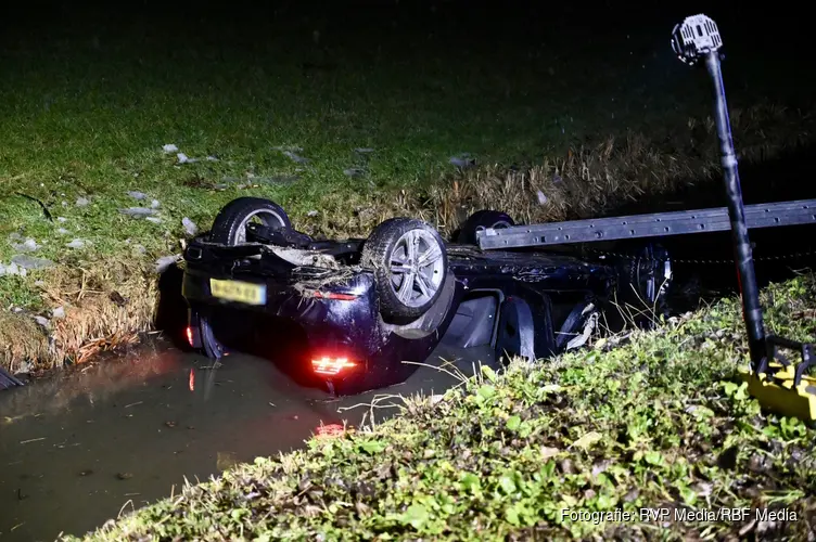 Auto belandt te water in Benschop, één gewonde