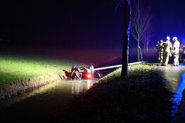 Auto belandt te water in Benschop, één gewonde