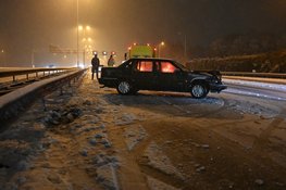 Auto in vangrail door gladheid op A27 bij Hagestein