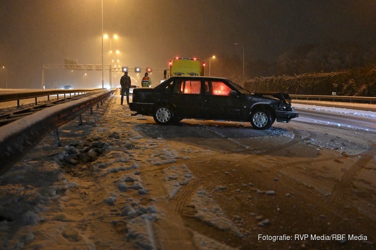 Auto in vangrail door gladheid op A27 bij Hagestein