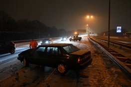 Auto in vangrail door gladheid op A27 bij Hagestein