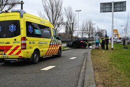 Auto botst tegen boom en komt ondersteboven op dak terecht