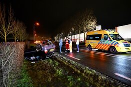 Auto vliegt over de kop bij ongeval op N204