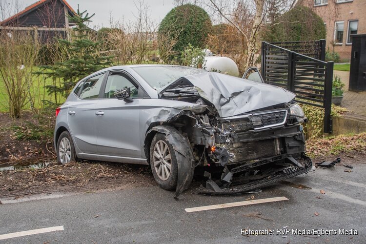 Auto botst tegen boom na uitwijken voor tegenligger