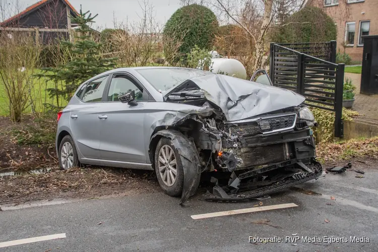 Auto botst tegen boom na uitwijken voor tegenligger
