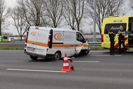 Werkbus botst vol op vangrail op A12 bij Woerden