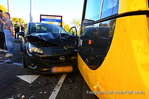 Auto beschadigd na aanrijding met tram