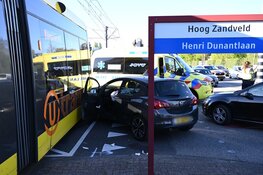 Auto beschadigd na aanrijding met tram
