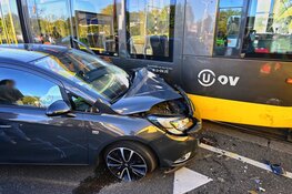 Auto beschadigd na aanrijding met tram