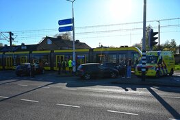 Auto beschadigd na aanrijding met tram