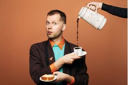 Albert Meijer binnenkort op tournee met eerste avondvullende cabaretvoorstelling over rouw, Tim in een tasje