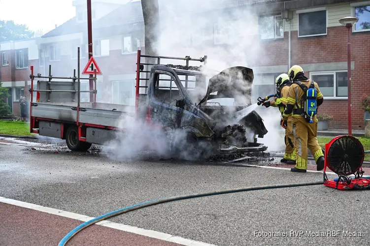 Werkbus volledig uitgebrand in Nieuwegein